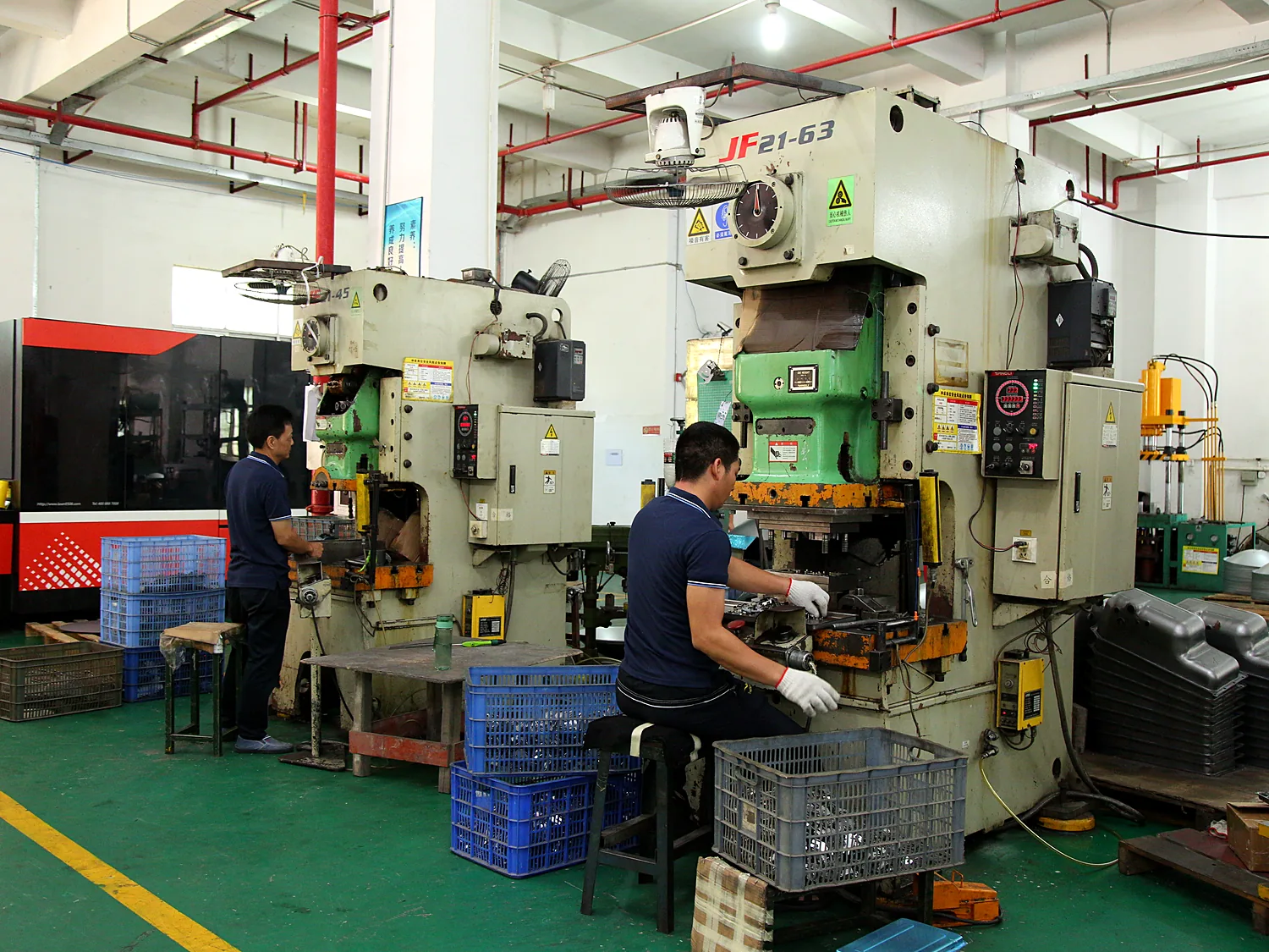 Stamping equipment arranged along the production aisle